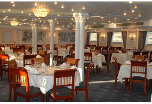 El Restaurante es amplio y refinado, con mesas pequeñas